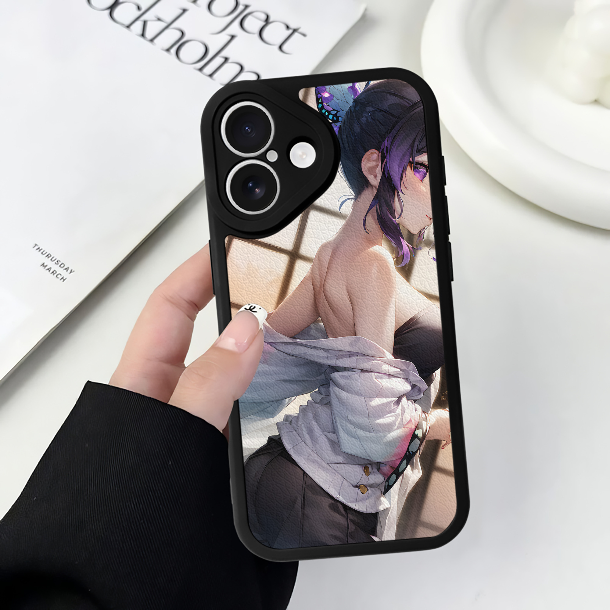 （画像用） 鬼滅の刃（きめつのやいば）蟲柱-胡蝶 しのぶ／こちょう しのぶ Kochou Shinobu 【iPhone 16シリーズ対応】シリコンスマホケース（レザー調） 材質：シリコン